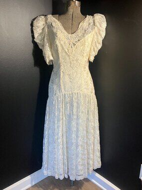Vintage 1980s Lace Short Puffy Sleeve Wedding Dress Size 10
